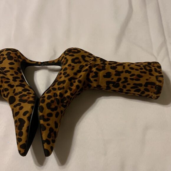 MACKIN Size 7 animal print bootie (above ankle) with kitten heels. - Picture 3 of 10